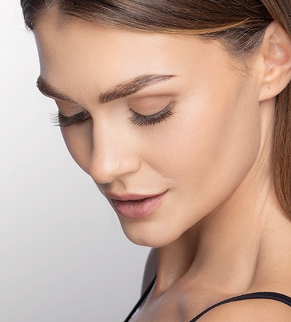 সাদা পটভূমিতে ন্যানোল্যাশ আইল্যাশ কন্ডিশনার